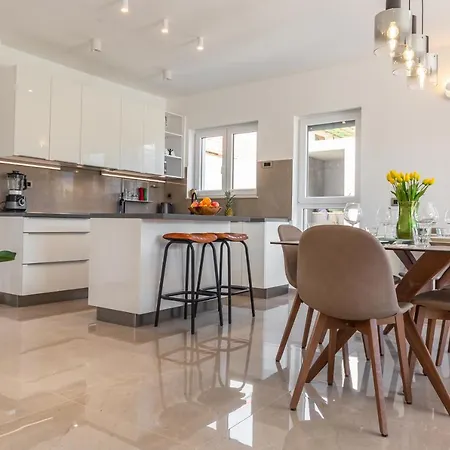 Vila Salvia - New, Modern Near Split *
