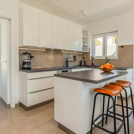 Salvia - New, Modern Near Split Vila