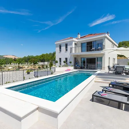 Vila Salvia - New, Modern Near Split *