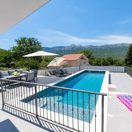 Salvia - New, Modern Near Split Vila