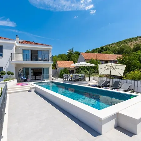 Vila Salvia - New, Modern Near Split *