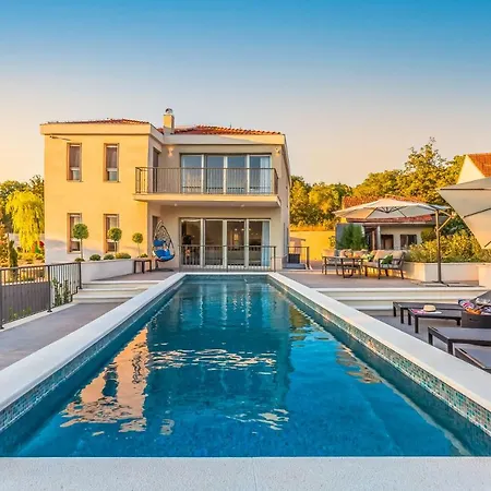 Salvia - New, Modern Near Split Vila